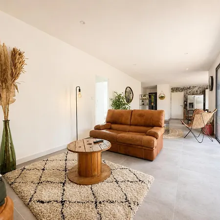 Maison Contemporaine Avec Jacuzzi Et Espace Exterieur