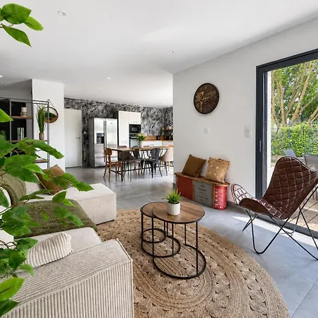 Maison Contemporaine Avec Jacuzzi Et Espace Exterieur *